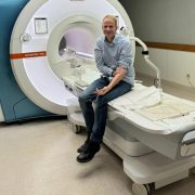 Un médico se auto trató su cáncer