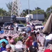 Vuelca tráiler cargado de cerveza y la rapiñan