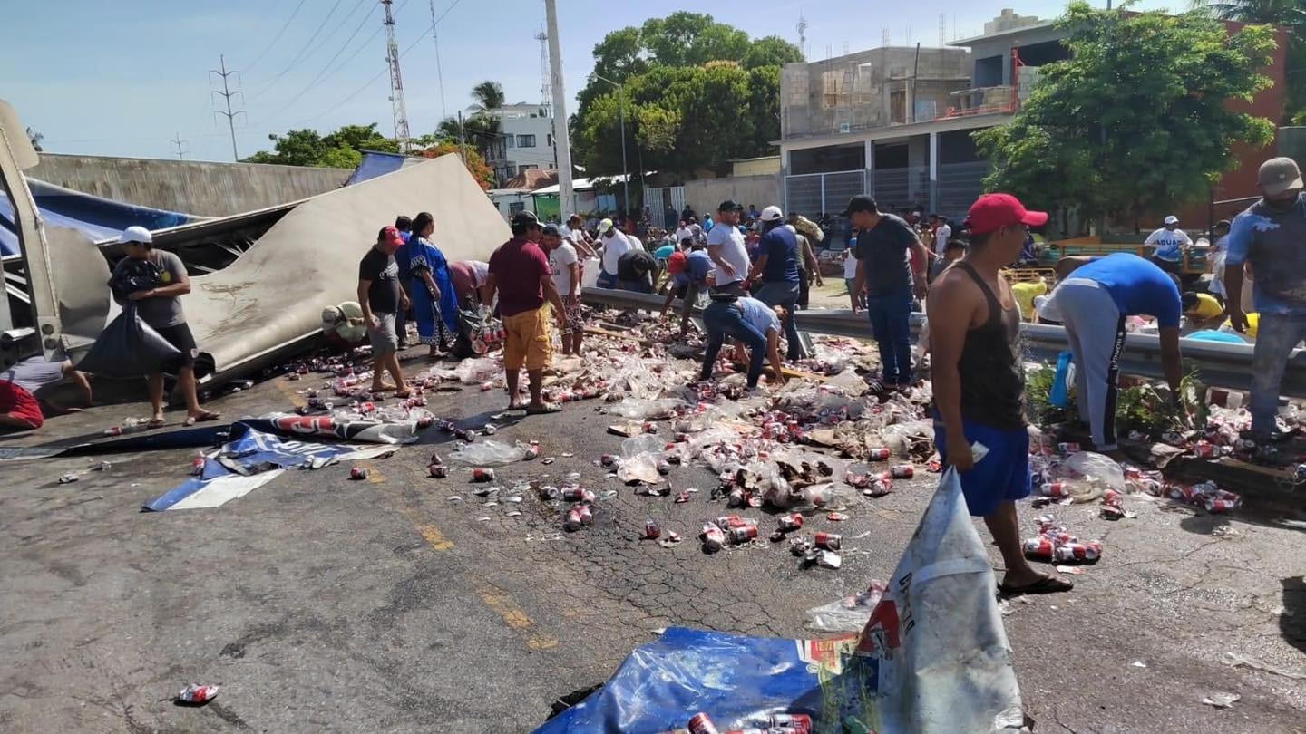 Vuelca tráiler cargado de cerveza y la rapiñan 