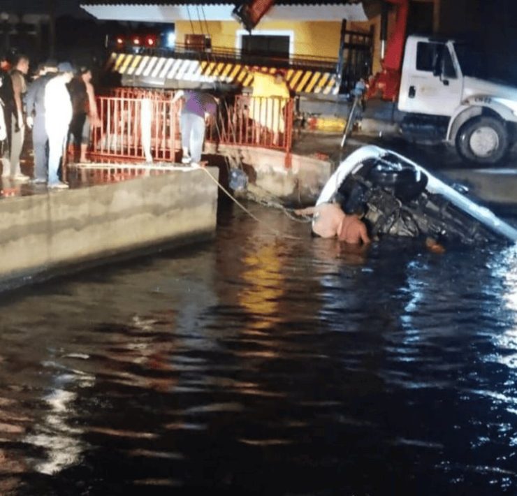 Siete jóvenes en fallecen ahogados, tras caer la camioneta en la que viajaban al río Calzadas, en el puerto de Coatzacoalcos en Veracruz.