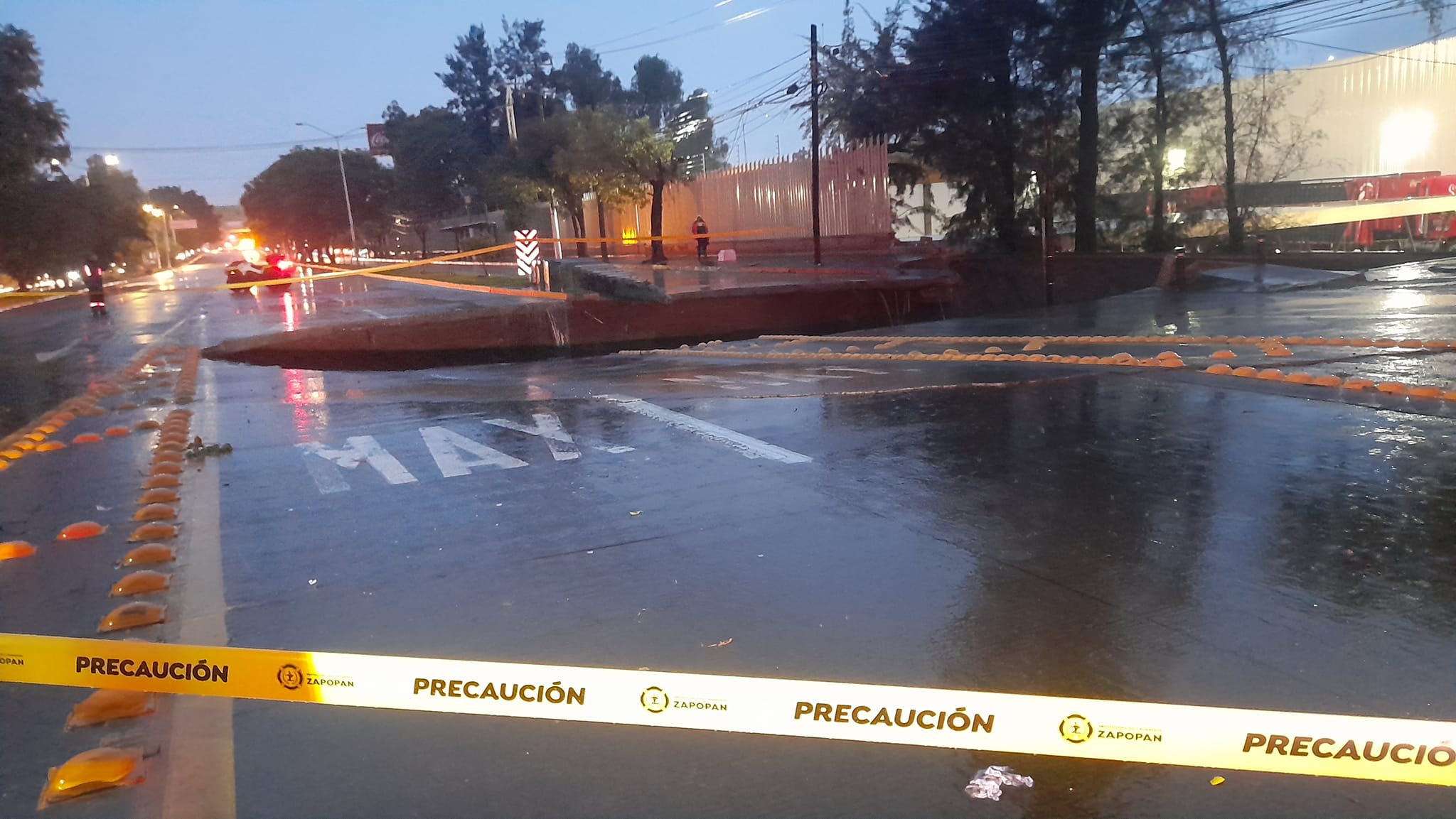 Se abre socavón en Zapopan, Jalisco tras fuertes lluvias 