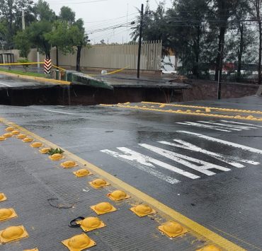 Se abre socavón en Zapopan, Jalisco tras fuertes lluvias