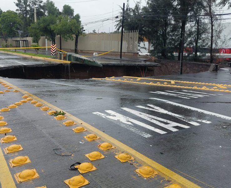 Se abre socavón en Zapopan, Jalisco tras fuertes lluvias