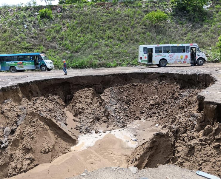 Socavón en La Herradura aumenta de tamaño tras lluvias en Veracruz