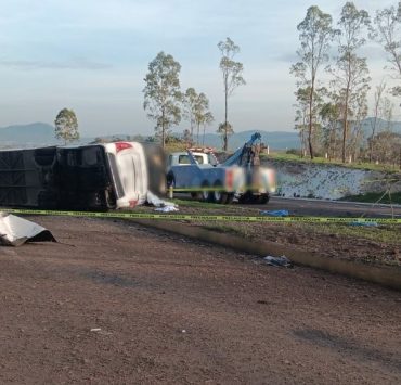 Accidente en la carretera Texcoco-Calpulalpan deja un muerto y 12 lesionados