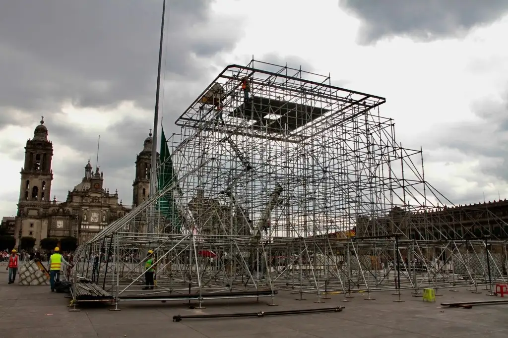 Construyen una pirámide en el Zócalo