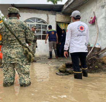 Evacuan a familias de Poza Rica
