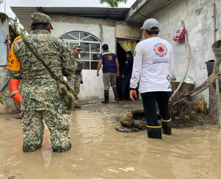 Evacuan a familias de Poza Rica