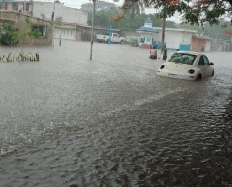 Inundaciones en Veracruz por fuertes lluvias de la onda tropical número 8