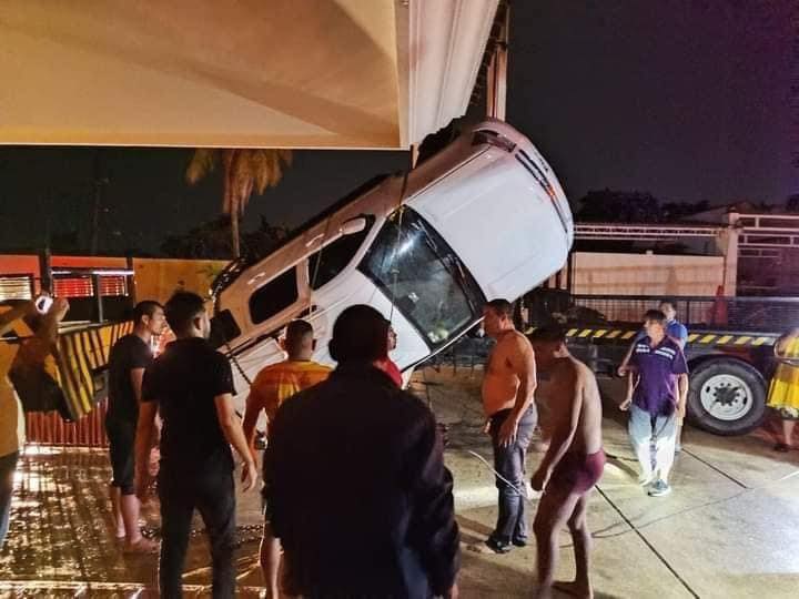 Siete jóvenes fallecen ahogados al caer su camioneta al río Calzadas en Coatzacoalcos 