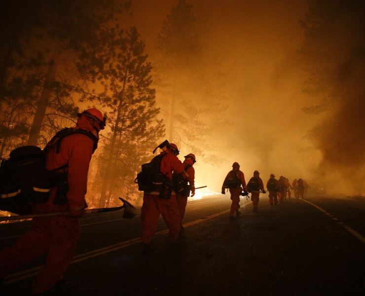 Presos se unen a bomberos para apagar los incendios en Los Ángeles
