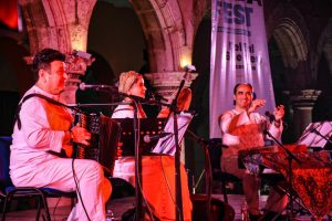 Momento mágico del concierto ‘Dos Méridas, un alma musical entre sones y revueltas’ en el Mérida Fest 2025, donde la música y la tradición se fusionaron para crear una experiencia única.