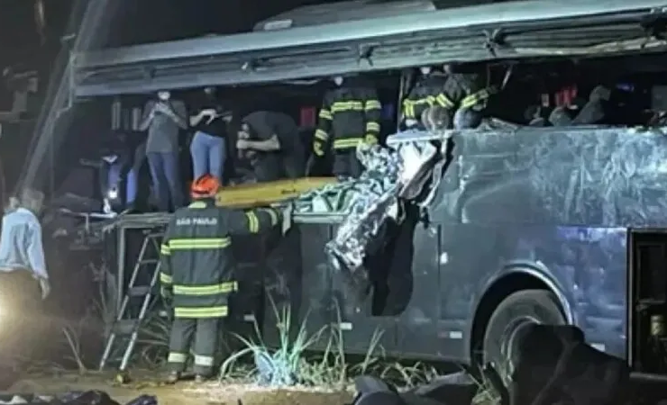 12 universitarios fallecen en choque